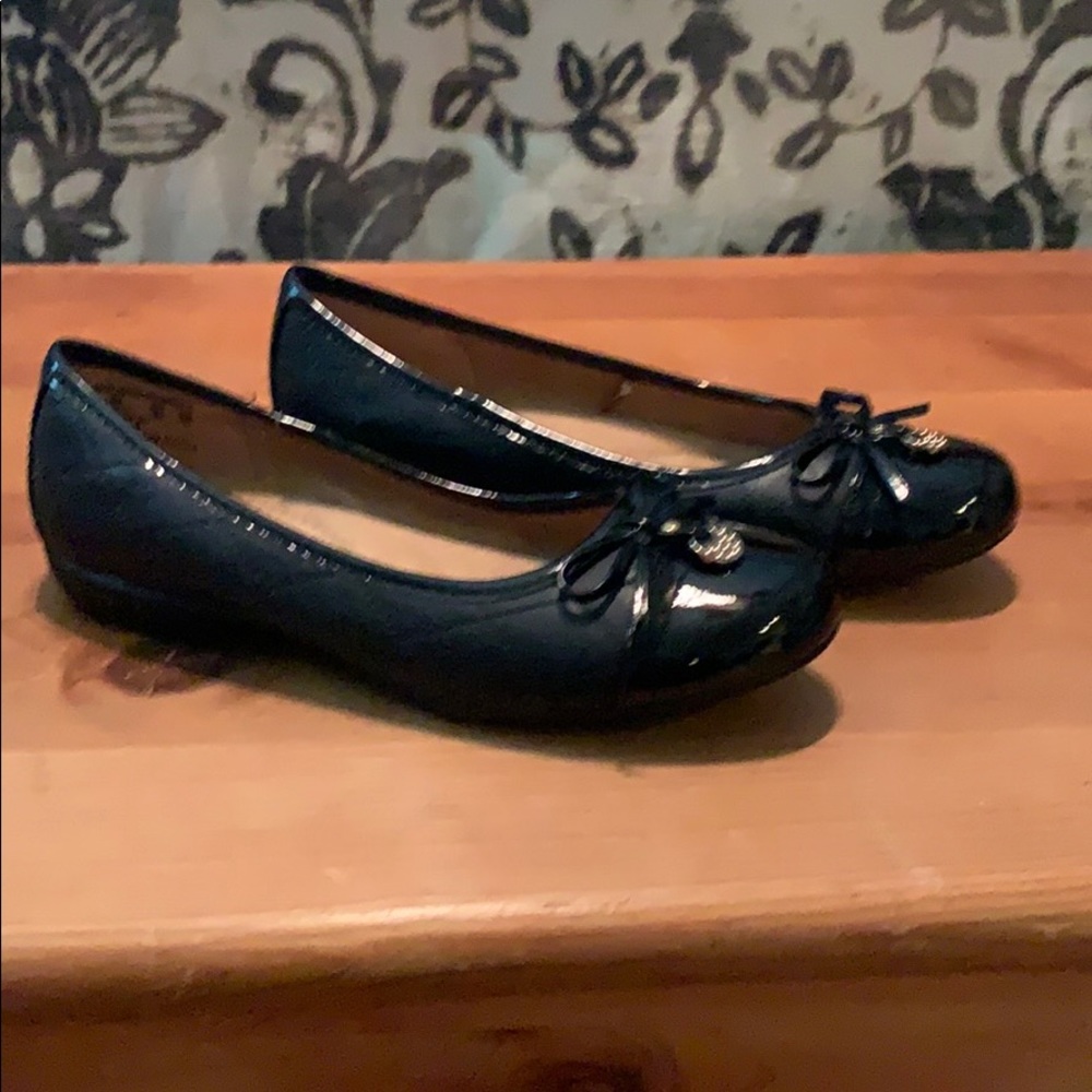Jaclyn Smith flats